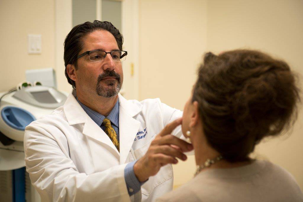 What are the differences between a plastic surgeon and a cosmetic surgeon?